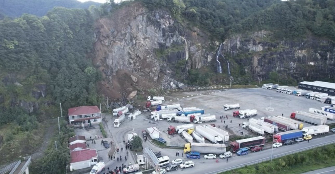 Hopa'da heyelanın yaşandığı tır parkının havadan görünümü
