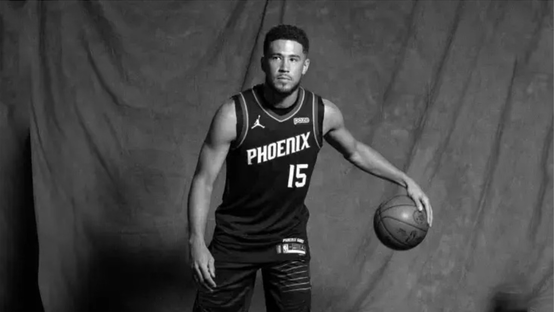 Phoenix Suns formasıyla Devin Booker