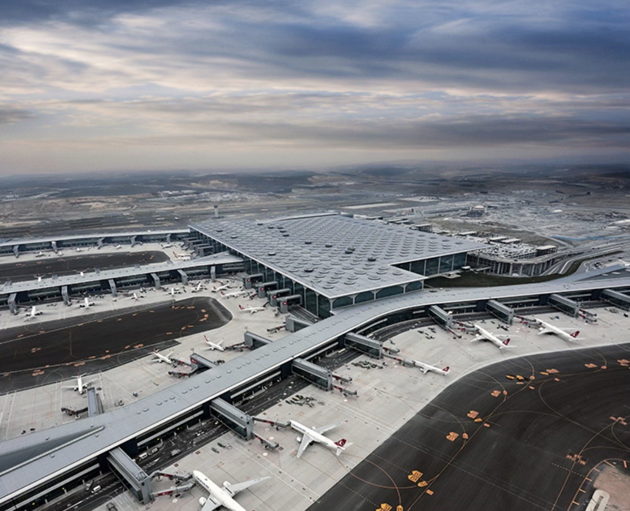 İstanbul Havalimanı apronunda Türk Hava Yolları uçakları