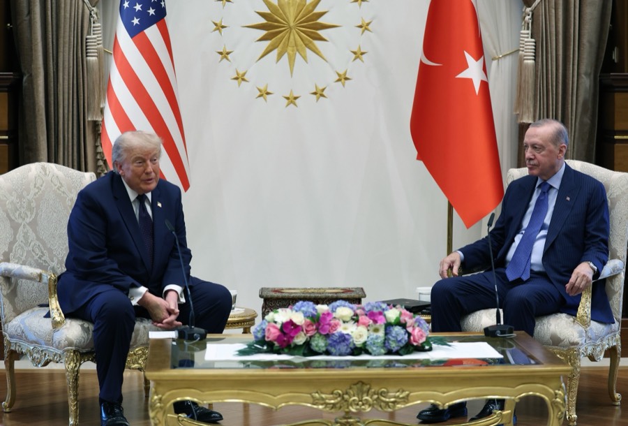 Tarihteki 16 Türk devletini temsil eden bayraklar ve dönem kıyafetli askerler törende yer aldı.