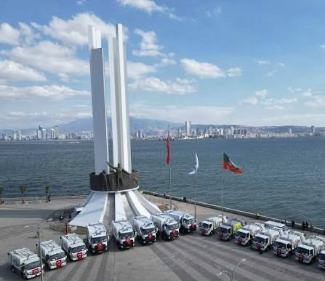 Karşıyaka Belediyesi'nin 17 yeni çöp kamyonu sahilde dizili