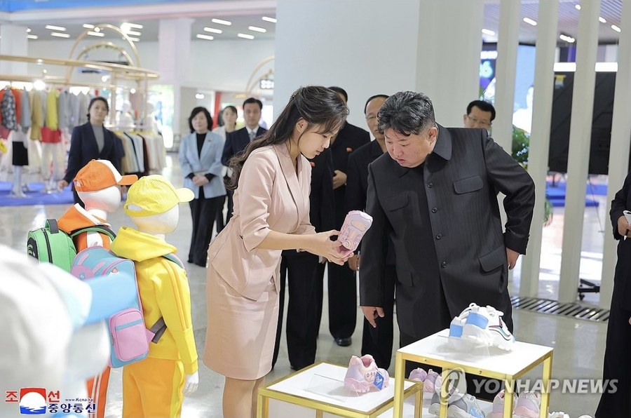 Kim Jong-un sergide çocuk ayakkabılarını inceliyor