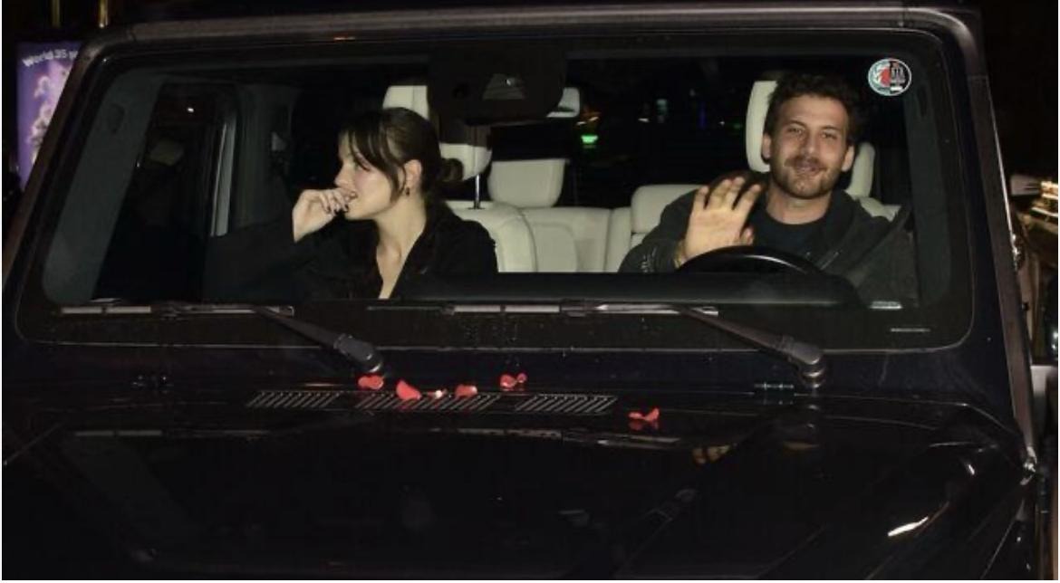 Mustafa Mert Koç Bebek'te otomobilinde muhabirlere el sallıyor