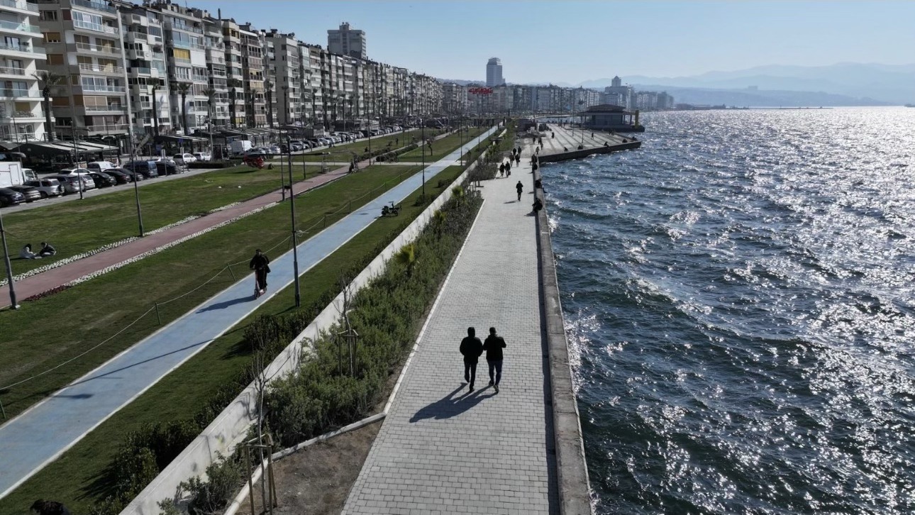 İzmir Birinci Kordon sahili ve yürüyüş yolu