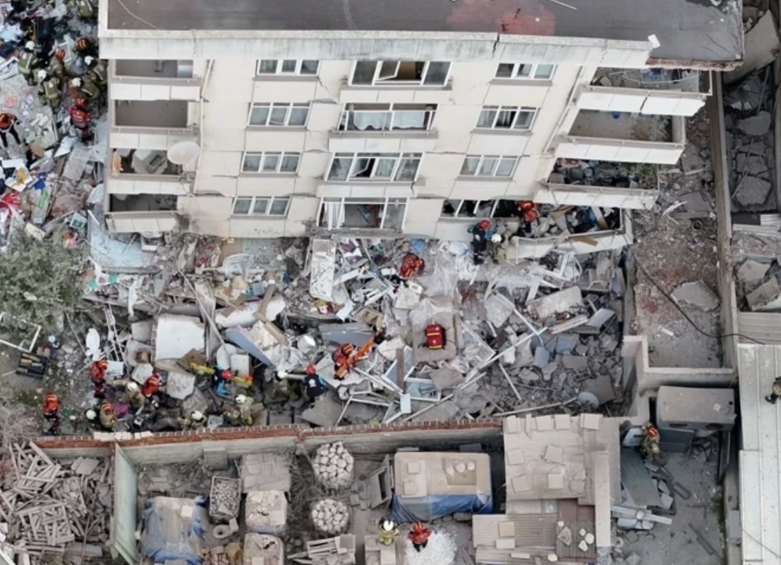 Maltepe'de çöken binada arama kurtarma çalışması