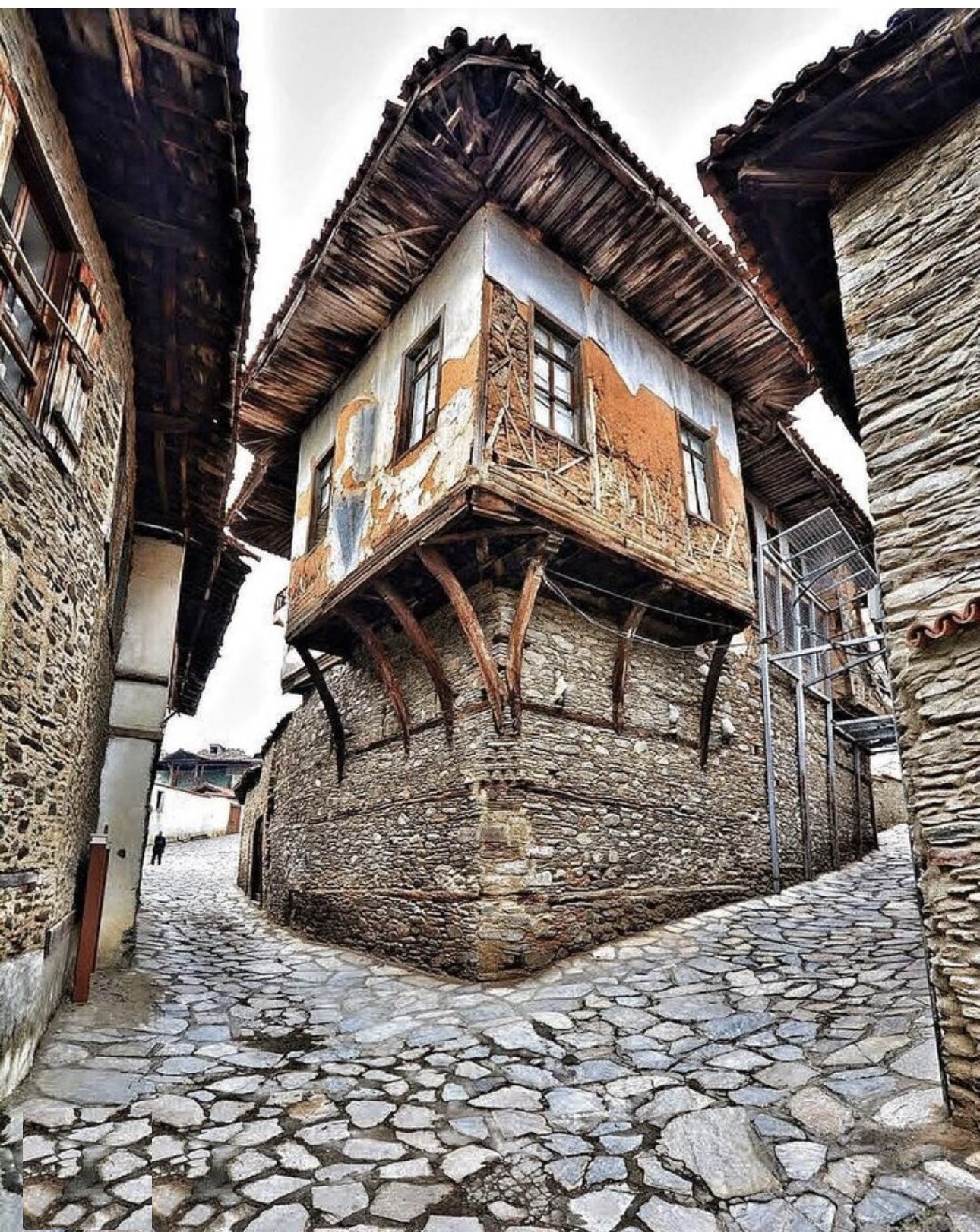Ödemiş'te taş ve ahşap çıkmalı tarihi ev