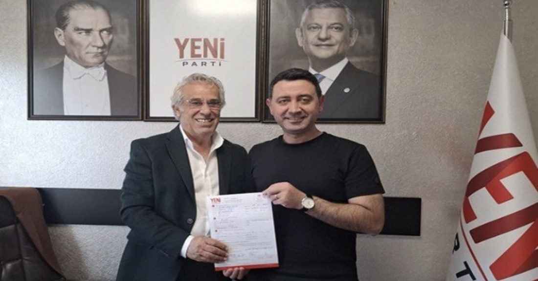 İrfan Önal YENİ Parti Bayraklı İlçe Başkanlığı'nda üyelik formuyla