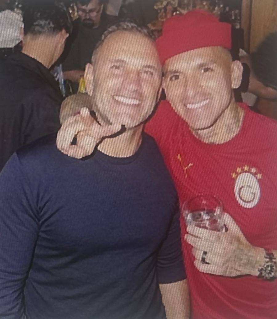 Lucas Torreira derbi sonrası kırmızı şapkayla