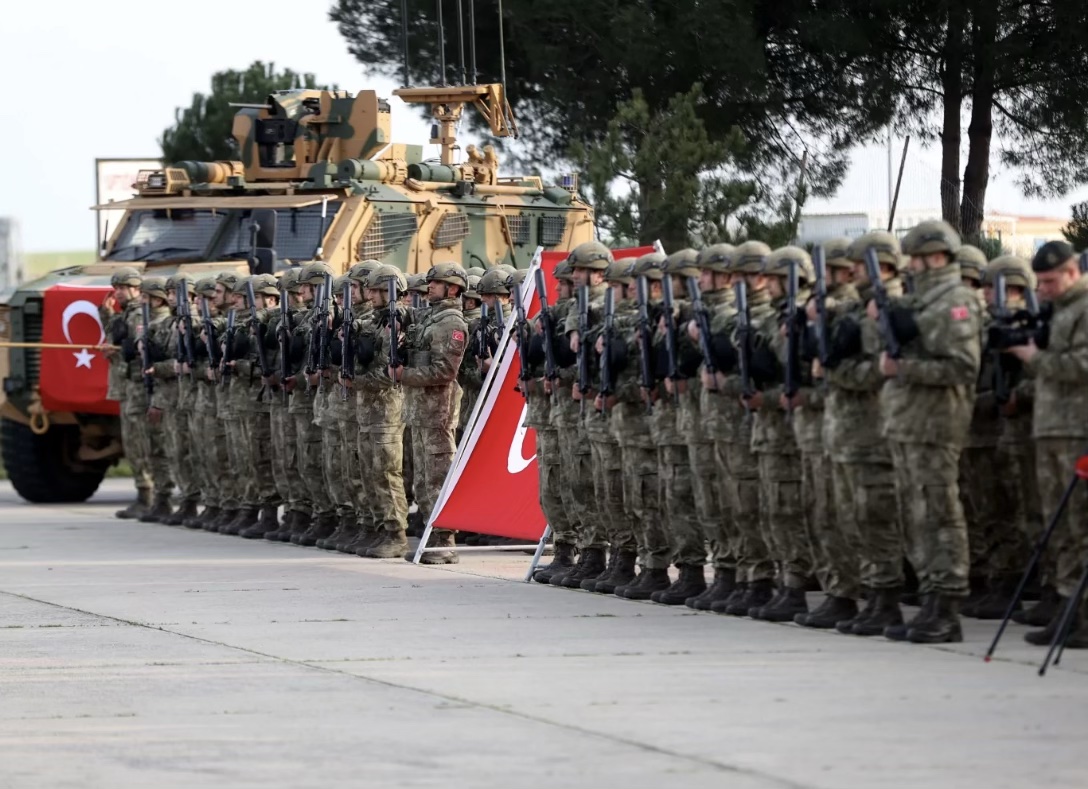 Tören düzeninde Türk askerleri