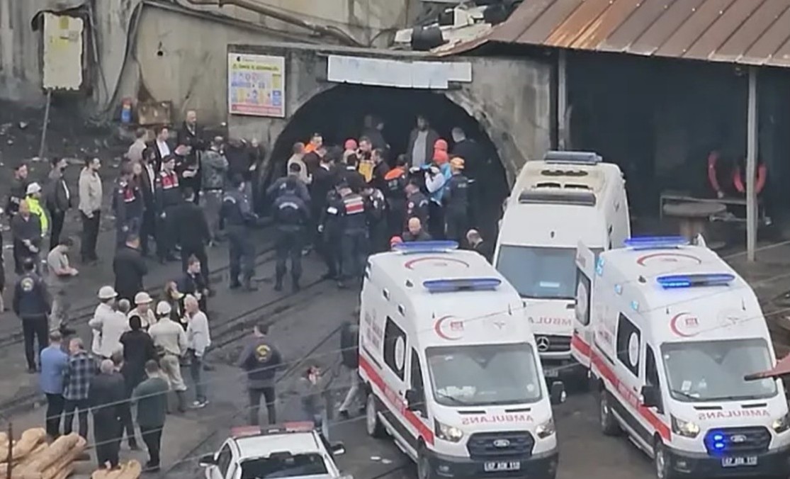 Zonguldak Gelik'te grizu patlamasının yaşandığı maden ocağının girişi, ambulanslar ve kurtarma ekipleri